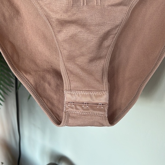 Brand New Vince Camuto No-Show Sculpting Bodysuit Seamless Beige Shapewear - Picture 5 of 11